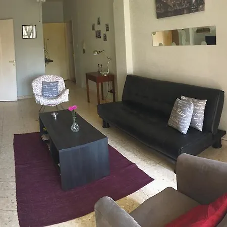 Cozy Holiday Flat In Near Foinikoudes شقة