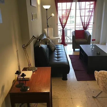 Cozy Holiday Flat In Near Foinikoudes شقة لارنكا