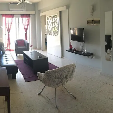 شقة Cozy Holiday Flat In Near Foinikoudes *