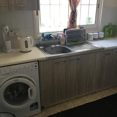 Cozy Holiday Flat In Near Foinikoudes لارنكا